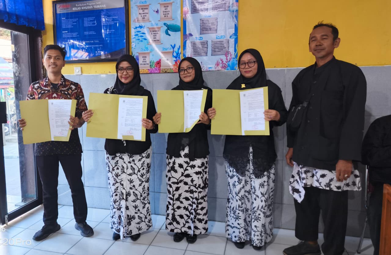 SMK Islamiyah Adiwerna Resmi Terima Guru Baru dan Serahkan SK Yayasan untuk Tahun Ajaran 2026/2027